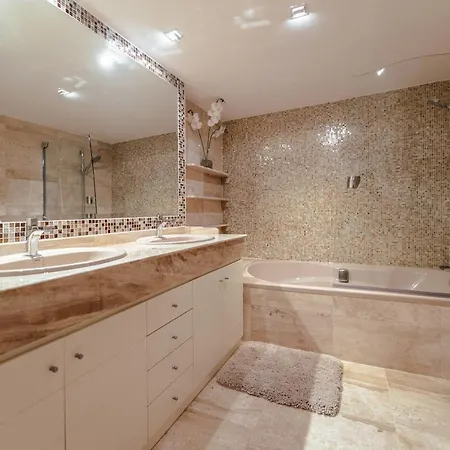 Elviria Apartman *